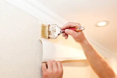 Pose de papier peint à Laguiole — revêtements muraux et toiles de verre